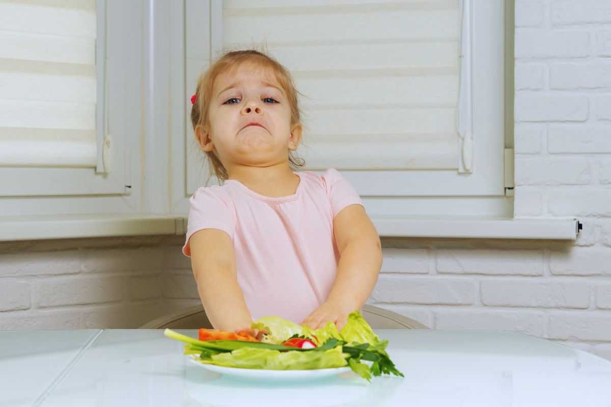 simpatica bambina che rifiuta il cibo