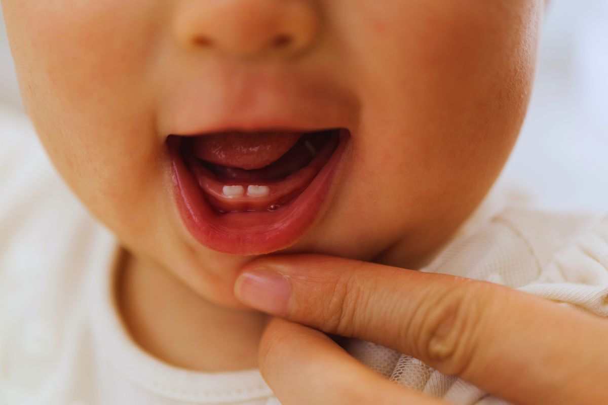 papà mostra dentini del figlio