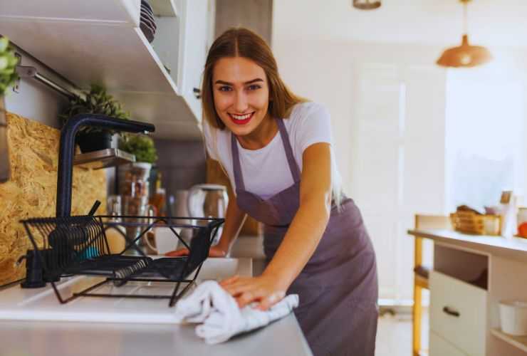 una ragazza pulisce una cucina